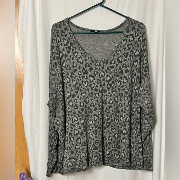 Lucky Brand V-Neck Gray and White Leopard Print Long Sleeve Top Size 2X - Picture 1 of 8